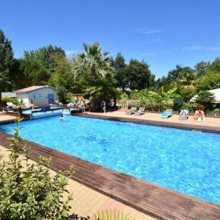 La piscine du camping sous le soleil de Gironde