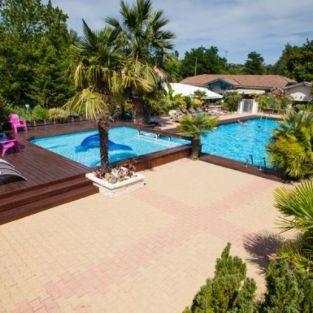 Se détendre au bord de la piscine sur les chaises longues à votre disposition