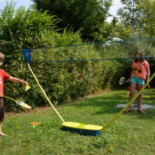 Un filet de badminton est à disposition