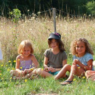 Les enfants jouent ensemble et se font des amis