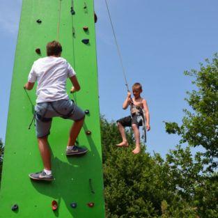 Le camping et équipé d'un mur d'escalade