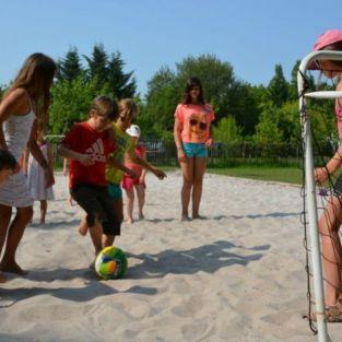 Faire du football au camping en Gironde