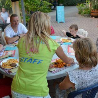 Des campeurs au restaurant