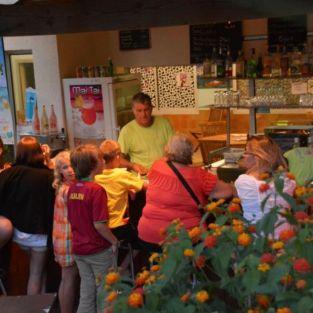 Vacanciers au bar du camping