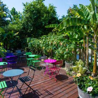 La terrasse dans un cadre de verdure