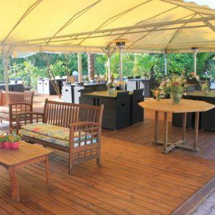 Profitez de la terrasse couverte pour vous restaurer