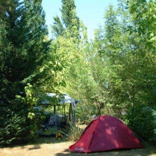 Une tente sur un emplacement du camping dans le Bassin d'Arcachon