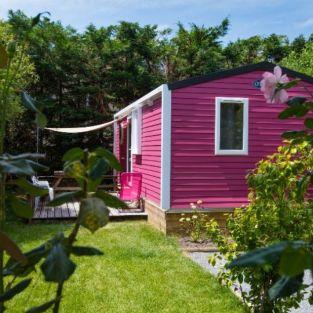 Un cottage avec une terrasse ombragée