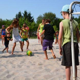 Enfants jouant au ballon