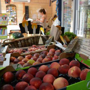 L'épicerie propose entre autres des fruits et des légumes frais