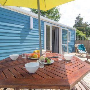 La grande terrasse est équipée d'un salon de jardin