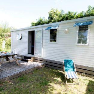 Cottage avec terrasse équipée d'une table en bois