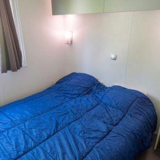 Une chambre avec lit double