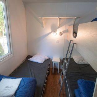 Une chambre enfants avec 3 lits simples