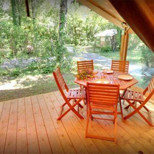 La terrasse est équipée d'un salon de jardin