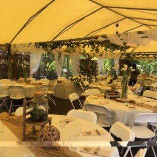 Tables dressées pour un repas de mariage