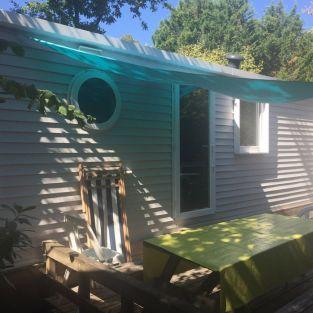 Une terrasse en bois et sa table