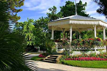 Les beaux jours sont là ! Et si on partait flâner au parc Mauresque ?