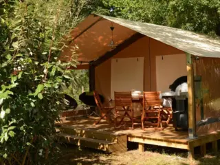 Tente de glamping avec terrasse ensoleillée