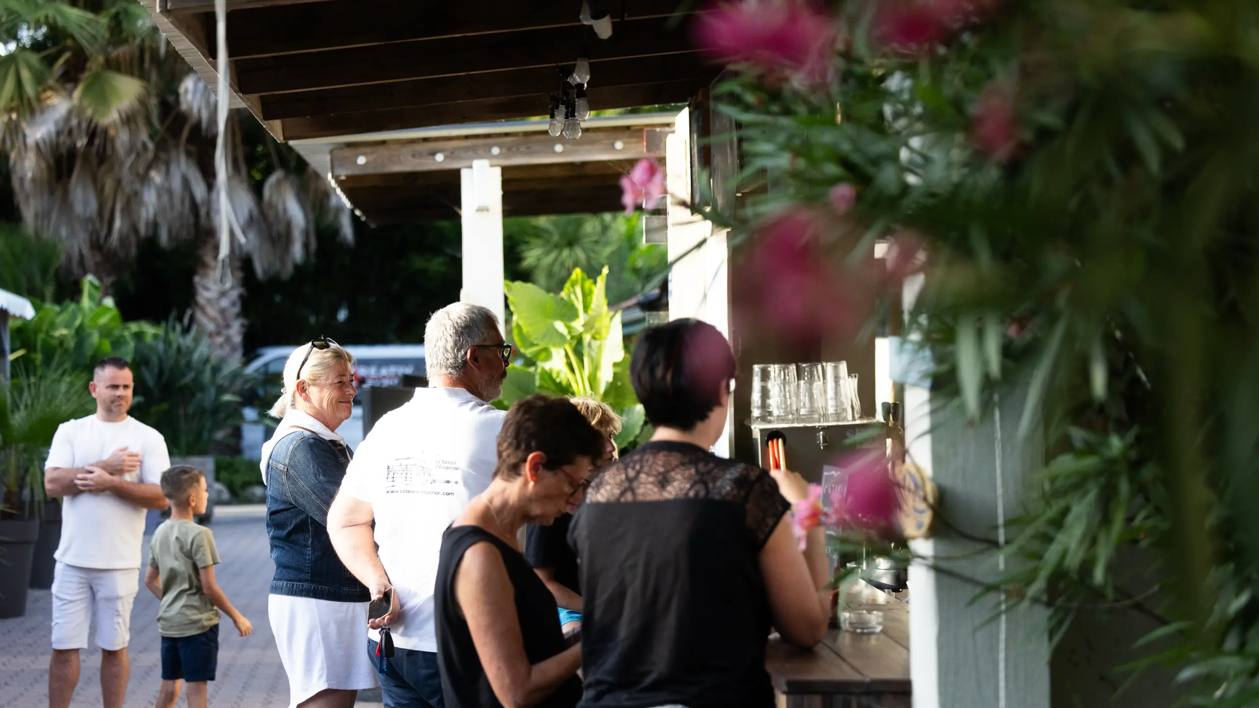 Des personnes font la queue au bar extérieur.