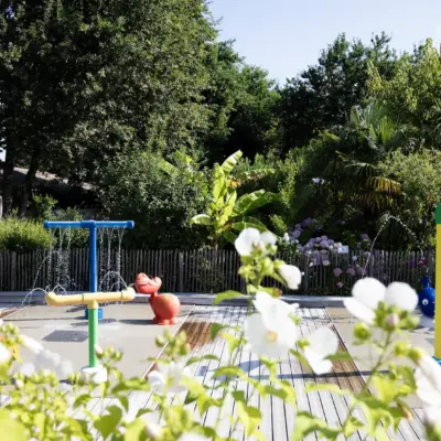 Aire de jeux pour enfants avec jets d'eau.