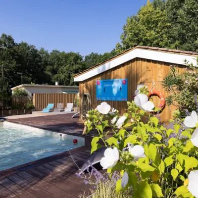 Piscine fleurie au camping près de la forêt.