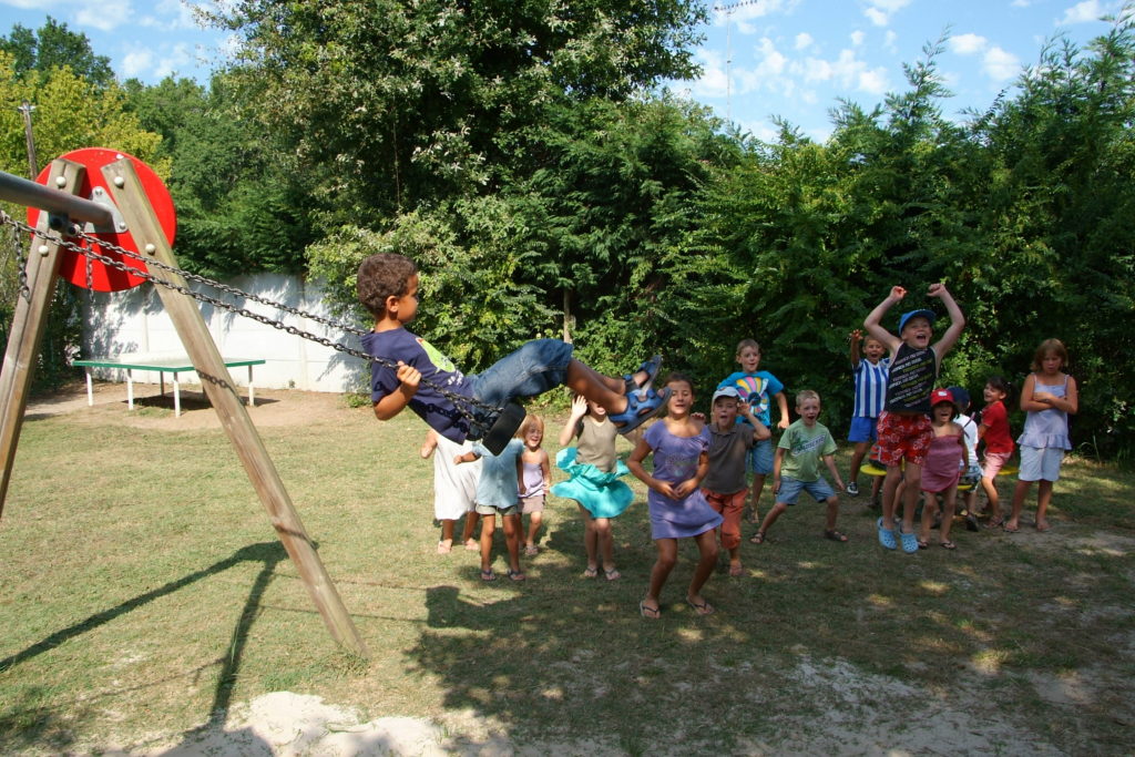 Enfants jouent à la balançoire au parc.