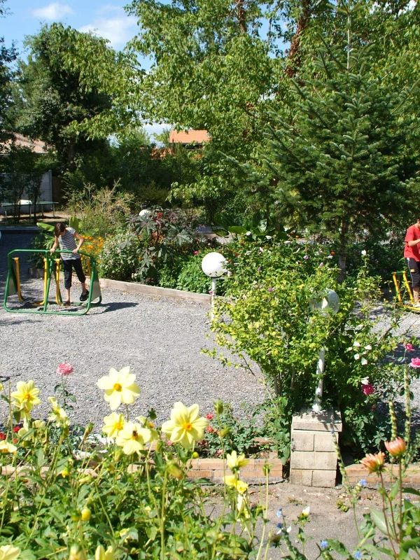 Jardin, appareils de fitness, fleurs colorées, personnes s'exerçant.