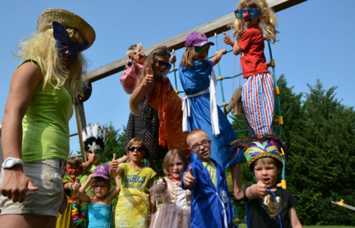 Enfants déguisés s'amusant dans un parc.