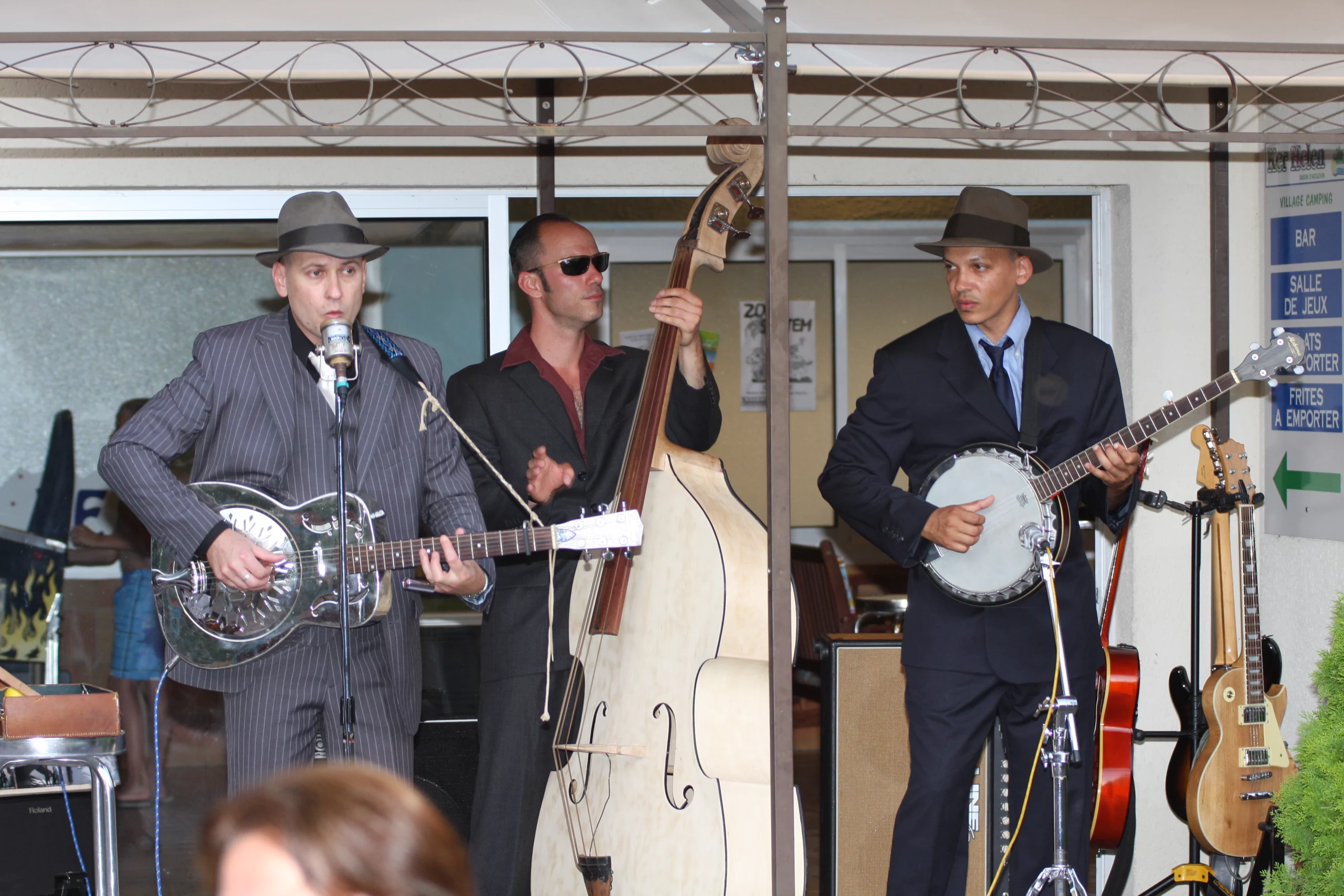Musiciens jouant du jazz avec guitare et contrebasse.