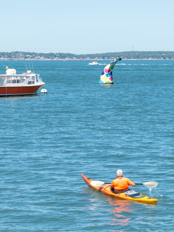 Kayakiste et bateau sur l'eau