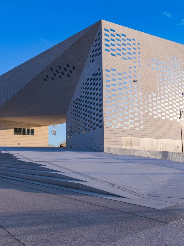 Bâtiment moderne sous ciel bleu clair