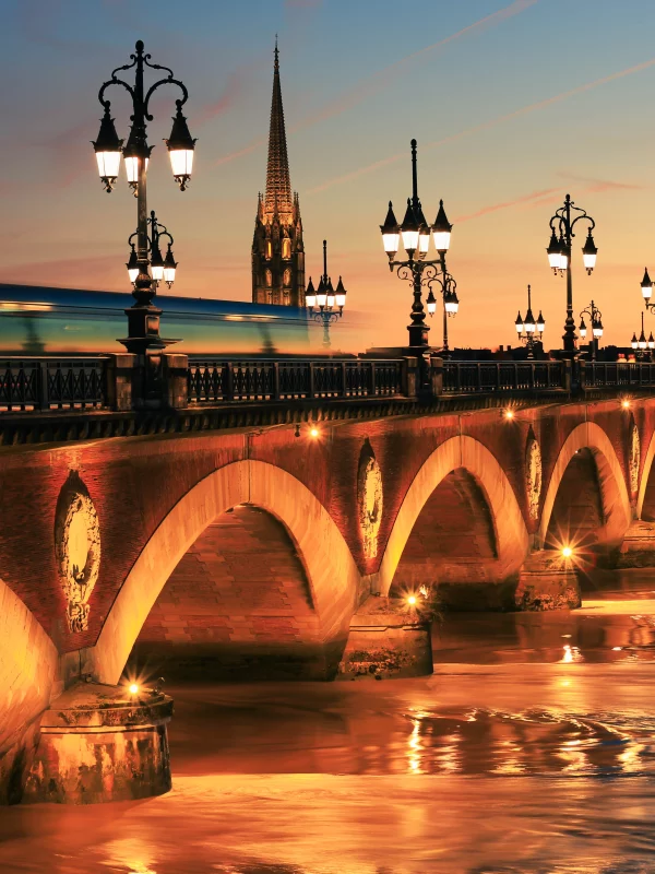 Pont de Bordeaux, coucher de soleil lumineux
