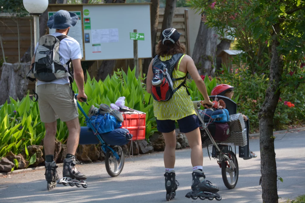Roller skaters tirant des chariots avec des affaires.