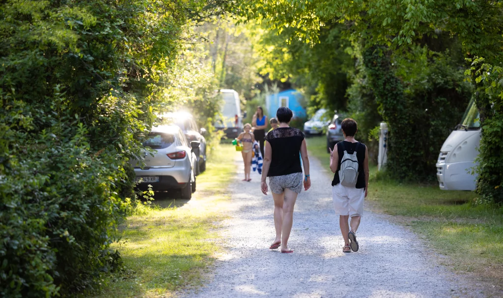Personnes marchant sur un chemin ombragé