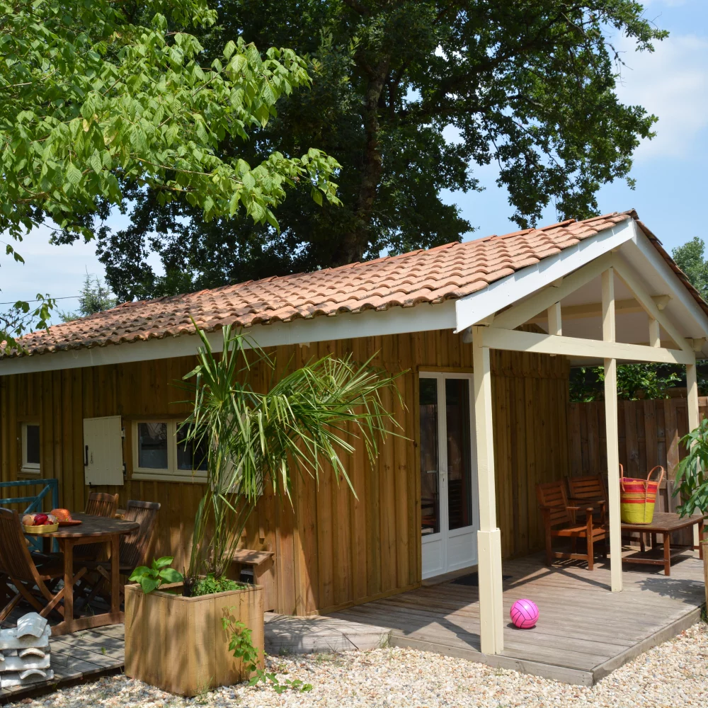 Chalet en bois avec terrasse extérieure.