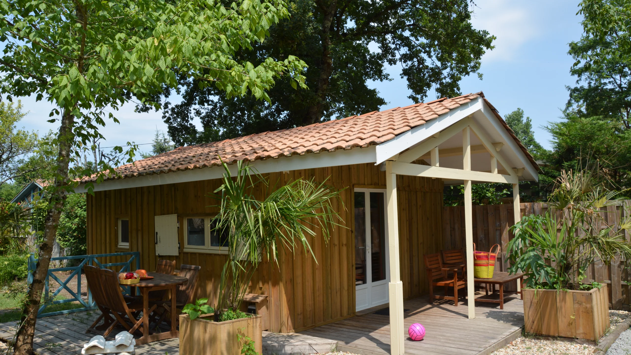 Chalet en bois avec terrasse extérieure.