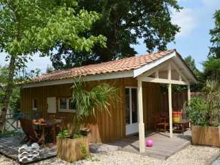 Chalet en bois avec terrasse extérieure.