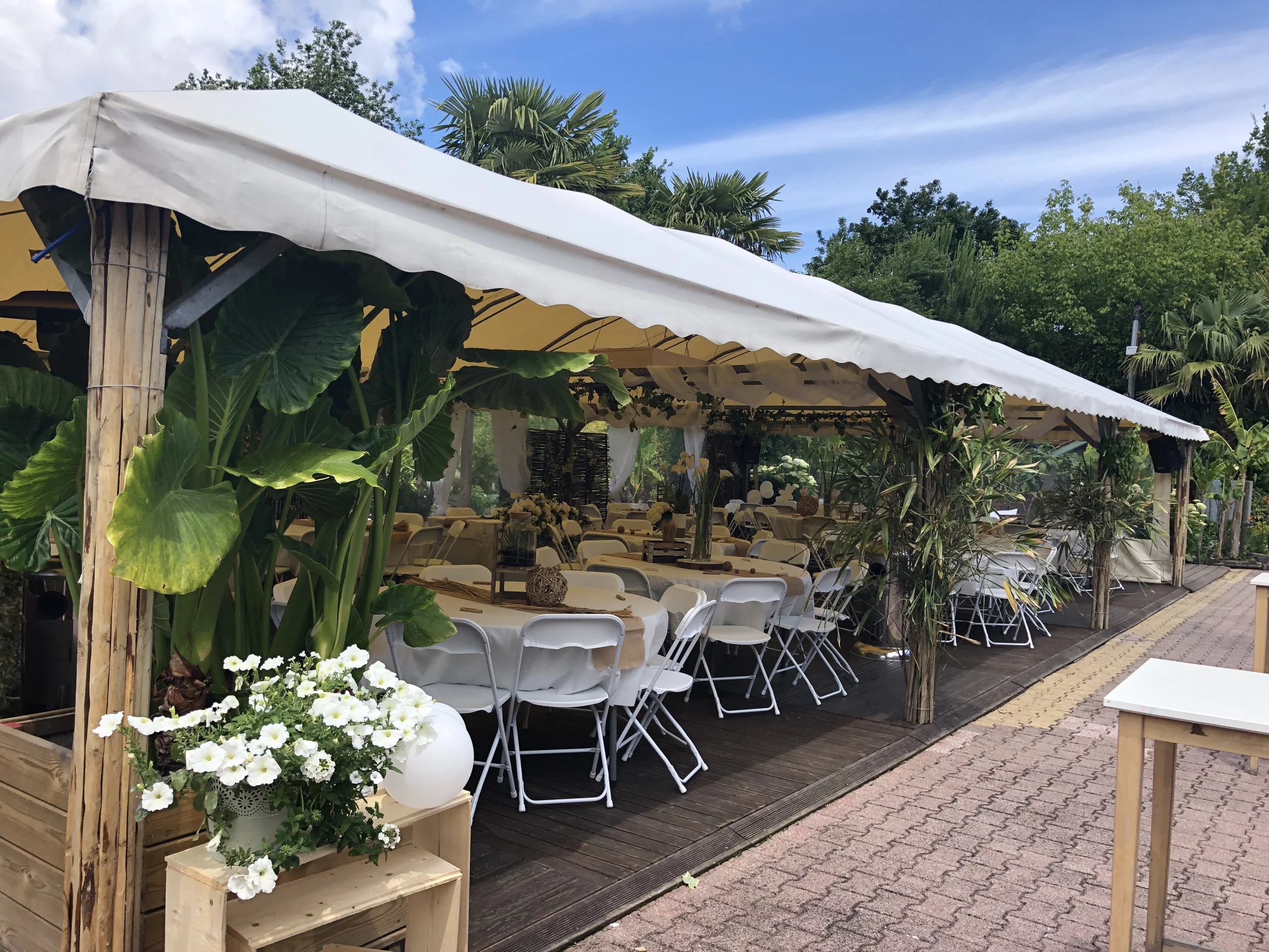Terrasse couverte avec tables et chaises blanches