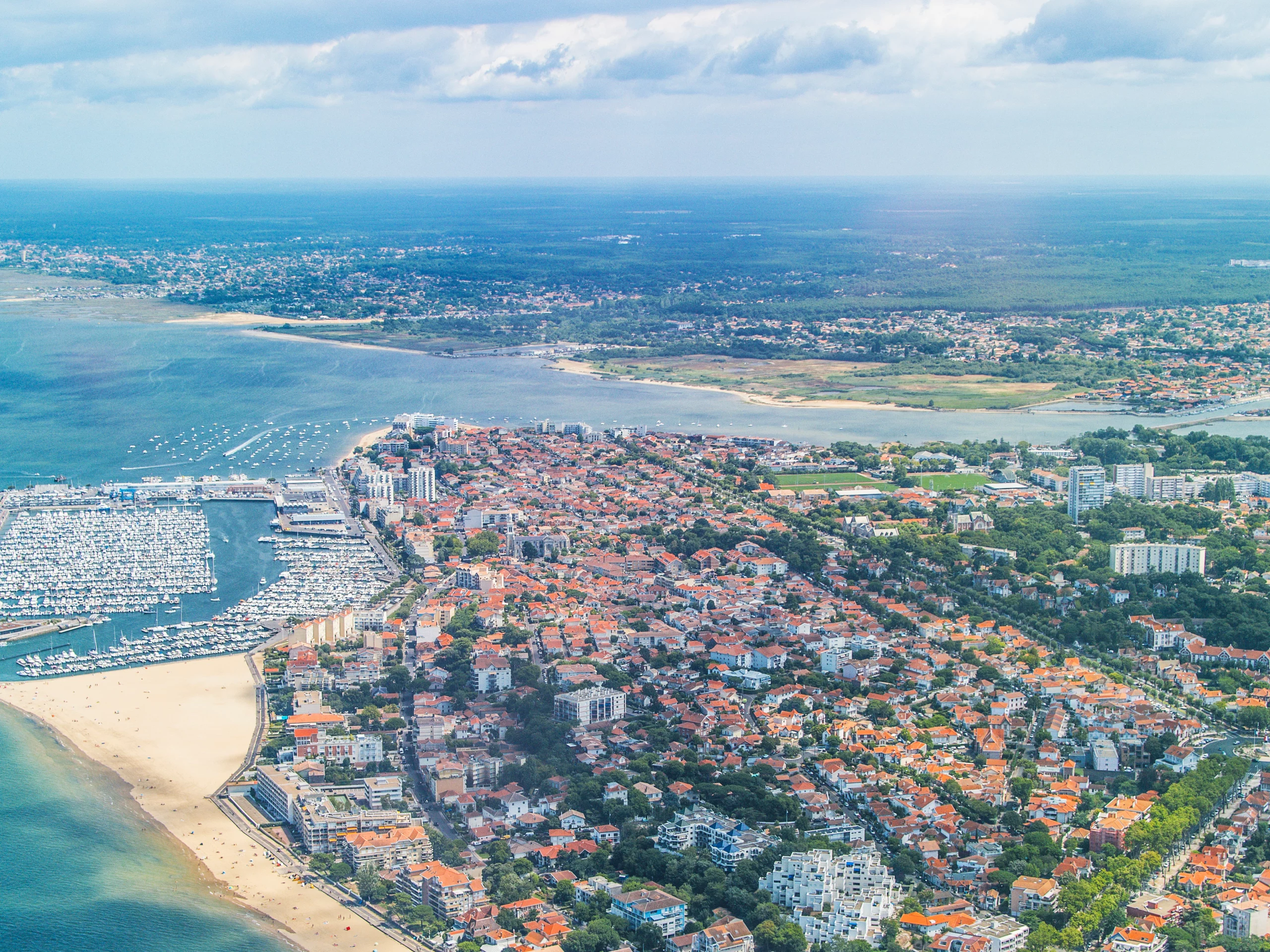 Vue aérienne d'une ville côtière avec marina.