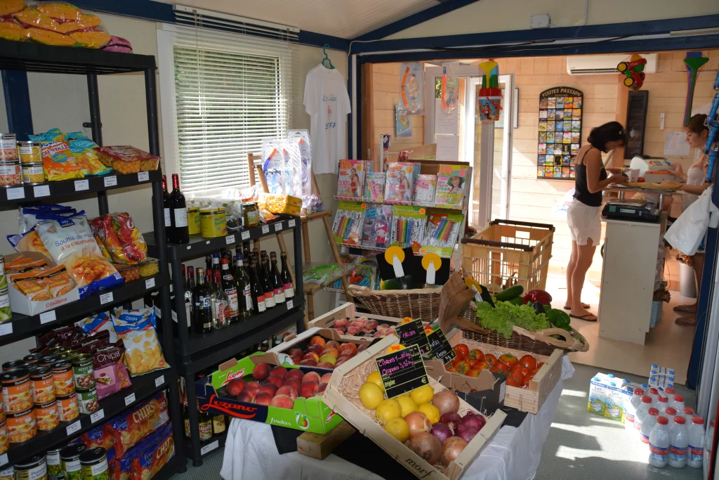 Épicerie avec fruits, légumes et boissons.
