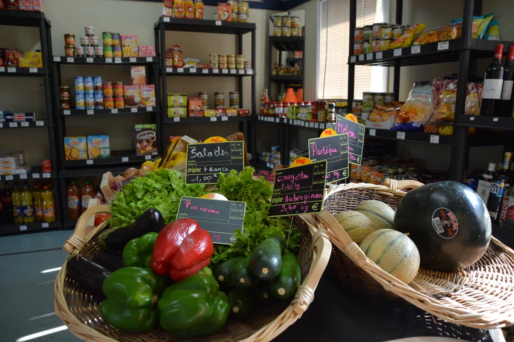 Étagères de produits alimentaires divers en magasin.