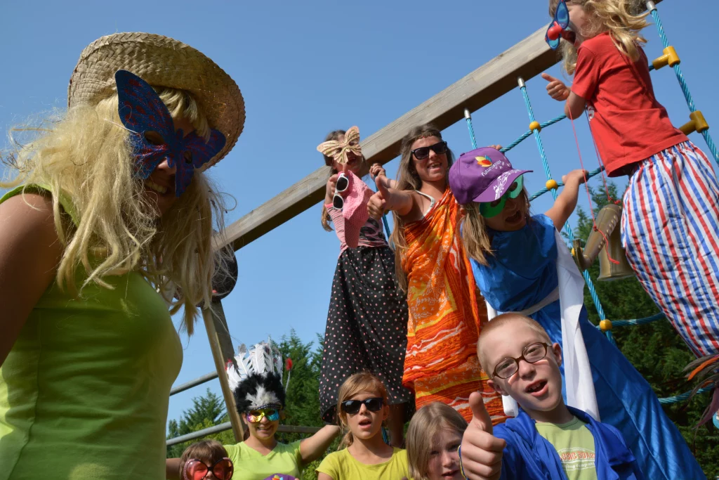 Enfants déguisés jouant sur une structure d'escalade.