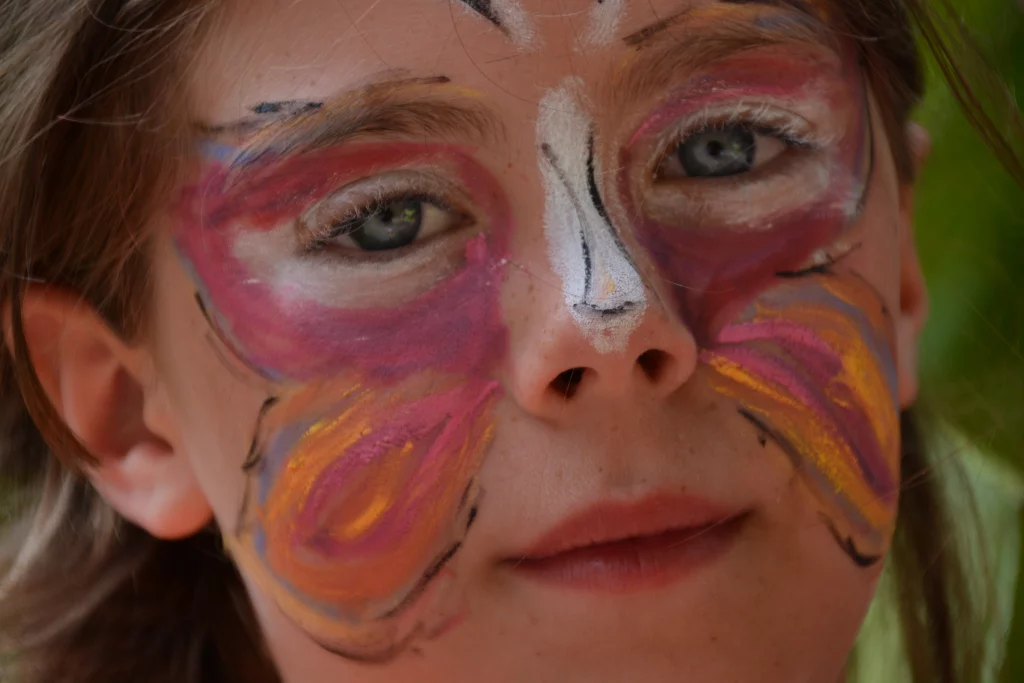 Enfant avec peinture faciale papillon colorée