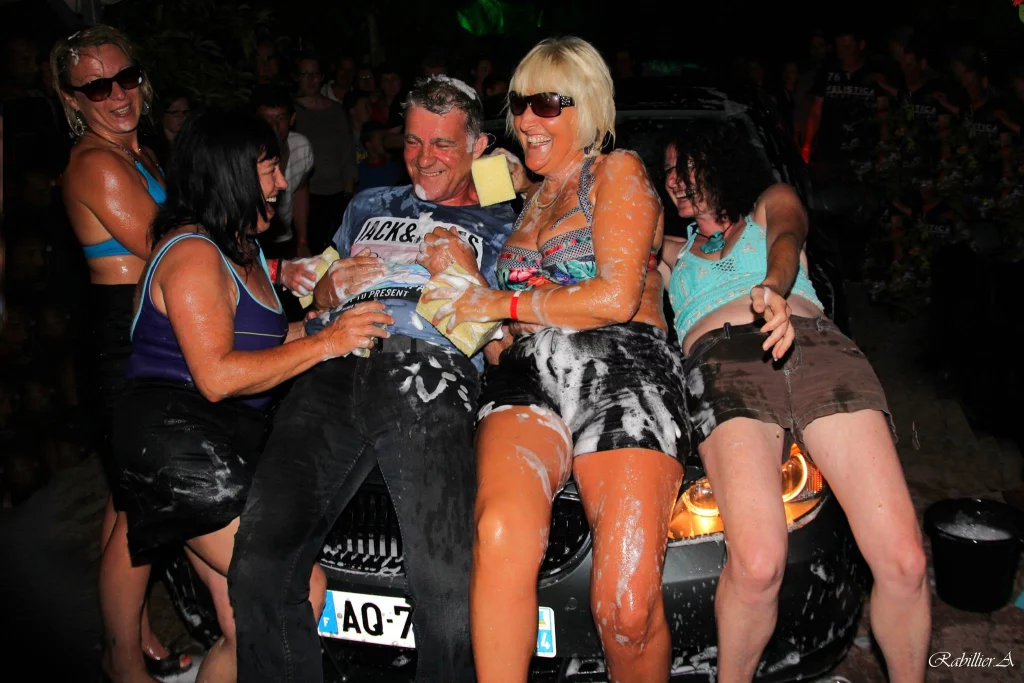 Personnes lavant une voiture, soirée amusante.