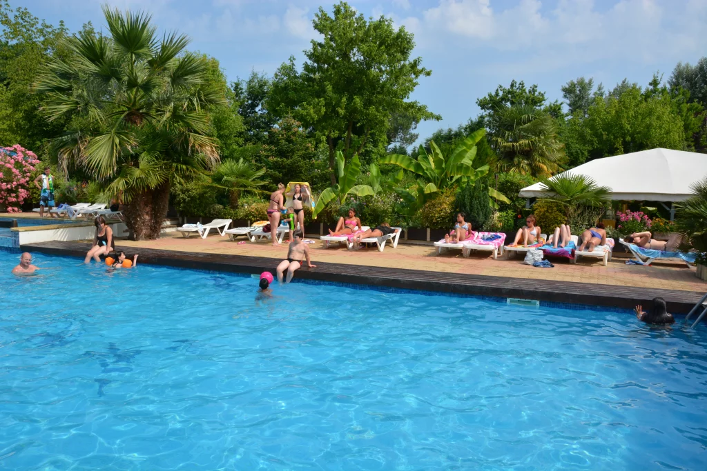 Personnes se relaxant autour d'une piscine en plein air.