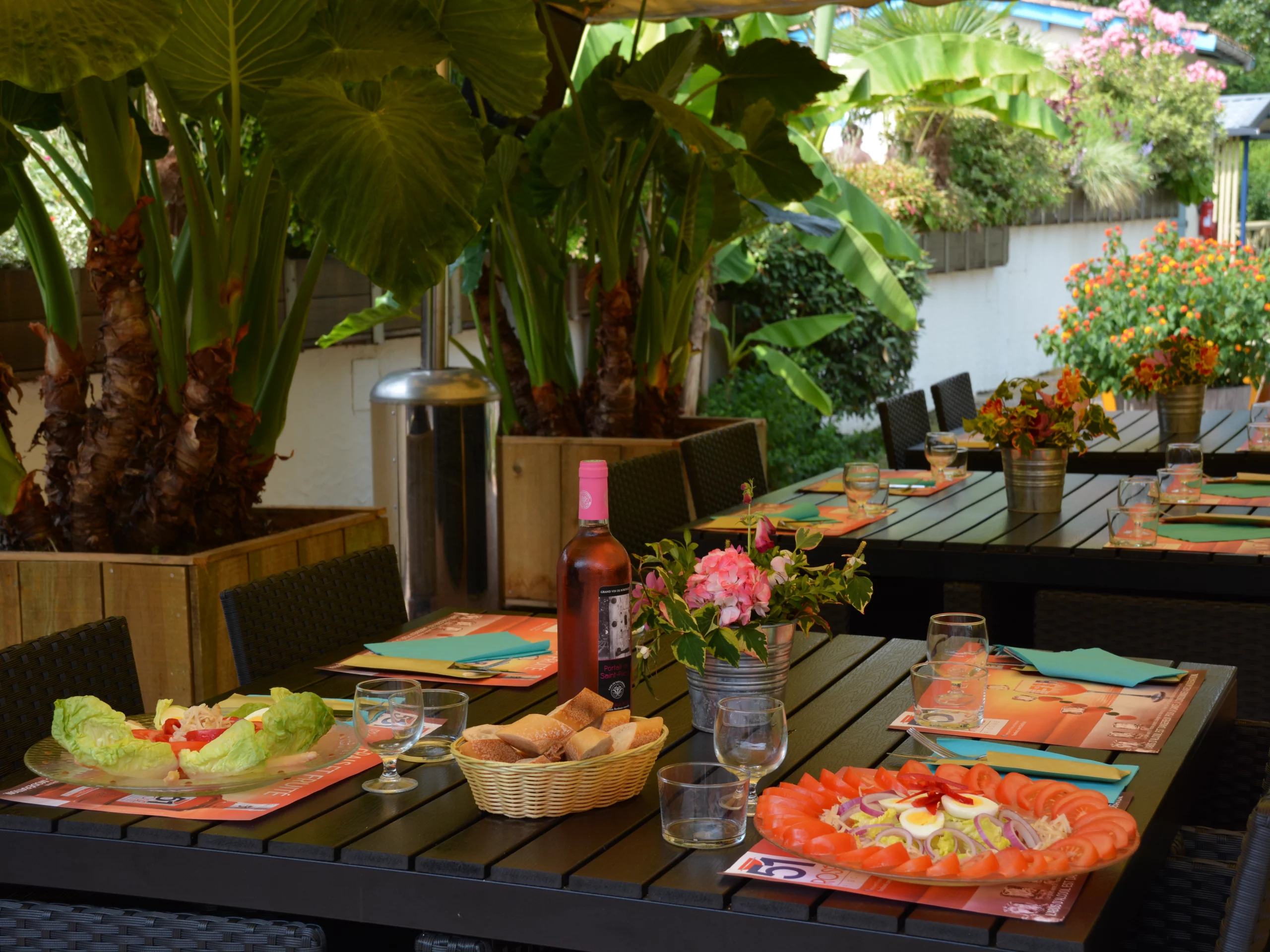 Table extérieure avec salade et vin rosé