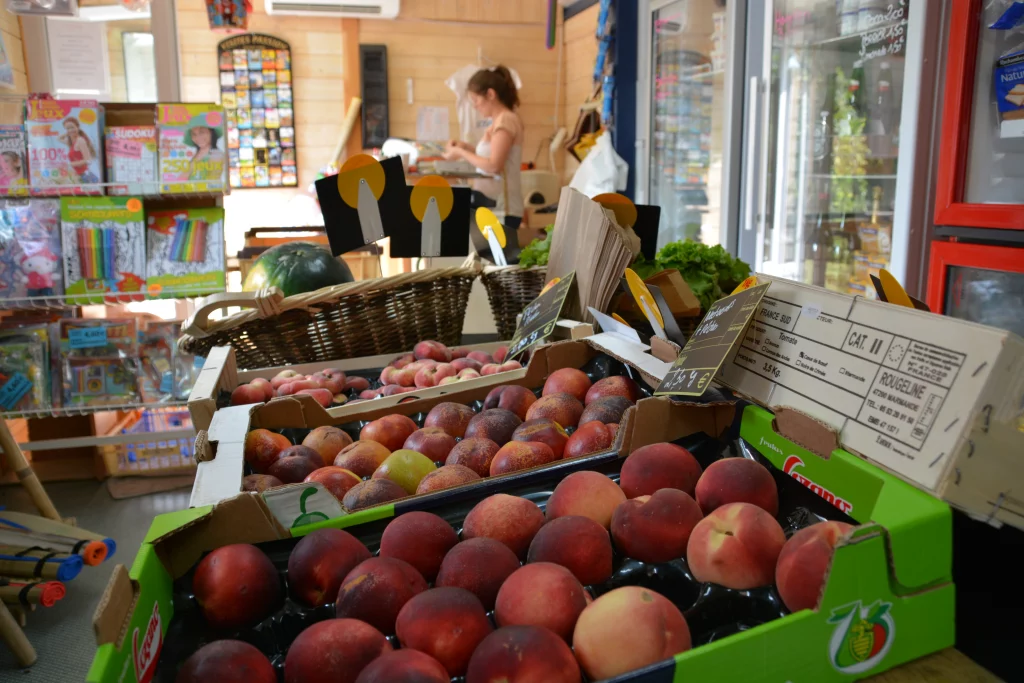 Étal de fruits dans une épicerie locale.